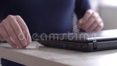 USB数据棒，将SD内存读卡器插入电脑笔记本电脑端口